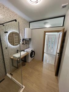 een badkamer met een toilet, een wastafel en een spiegel bij Apartment Summer Night in Preko