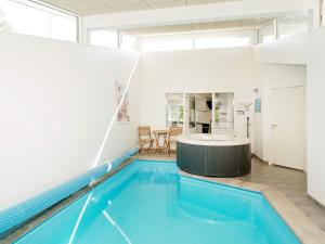 Udsholt Sandにある8 person holiday home in Gr stedの屋内スイミングプール(バスタブ付)