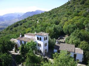 una vista aérea de una casa en una montaña en Casas Rurales Los Algarrobales, en El Gastor