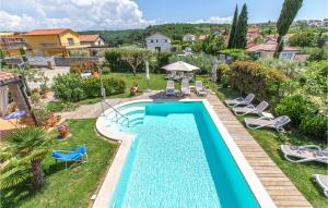una vista aérea de una piscina en un patio con tumbonas en Awesome Apartment In Izola With Wifi, en Izola 9 fotos más