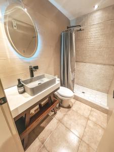 Tiny Pines A-Frame Cabin, Domes and Luxury Glamping Site的一间浴室