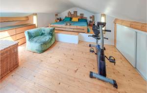 una camera con un letto e un tapis roulant di Gorgeous Home In Francheville With Wifi a Francheville