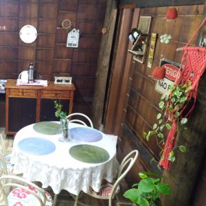 mesa y sillas con mesa y escritorio en Cabana Bambu, en Sapiranga
