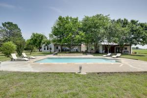 une piscine avec des chaises longues et une maison dans l'établissement Spacious Kemp Home with Private Pool and Guest House!, à Kemp