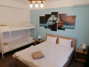 1 dormitorio con 2 literas y 1 cama en La Tortuga - Vama Veche en Vama Veche
