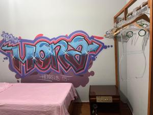 Uma cama ou camas num quarto em Toca da Mona Roots Hostel