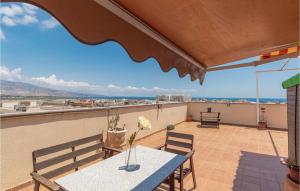 einen Tisch und Stühle auf einem Balkon mit Meerblick in der Unterkunft Nice Apartment In Roquetas De Mar With House Sea View in Roquetas de Mar