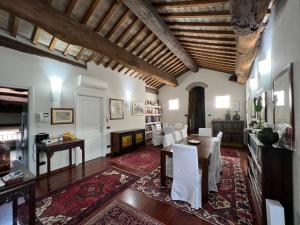 a large living room with a table and chairs at a casa di paola in Ravenna