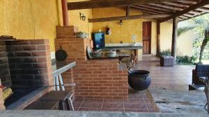 cocina al aire libre con pared de ladrillo y fogones en Casa do Barão, São José das Três Ilhas, en Belmiro Braga