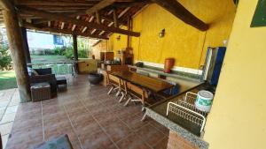eine offene Terrasse mit einem Tisch und Stühlen in einem Haus in der Unterkunft Casa do Barão, São José das Três Ilhas in Belmiro Braga
