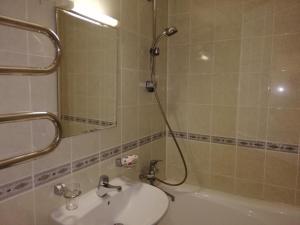 Un baño con lavabo y ducha con espejo. en 15 minutes from the Beach and city Center 7 minutes from the airport, en Riga 18 fotos más