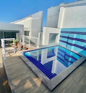a swimming pool in front of a house at Fabulosa Suite 903 em Flat Alto Padrão in Londrina
