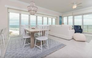 ein Wohnzimmer mit Tisch und Couch in der Unterkunft Phoenix Gulf Tower 1004 condo in Gulf Shores