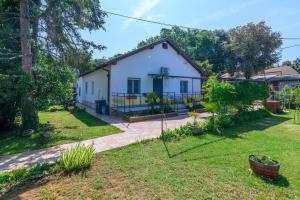 a small white house with a yard with a yard at Apartments by the sea Banjole, Pula - 2229 in Pula