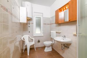 mała łazienka z toaletą i umywalką w obiekcie Apartments by the sea Banjole, Pula - 2229 w Puli +31 zdjęć