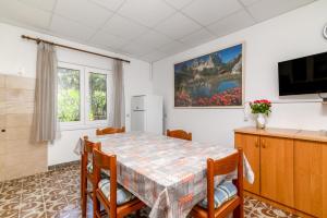 a dining room with a table and chairs at Apartments by the sea Banjole, Pula - 2229 in Pula
