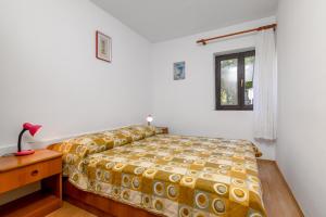 sypialnia z dwoma łóżkami, stołem i oknem w obiekcie Apartments by the sea Banjole, Pula - 2229 w Puli