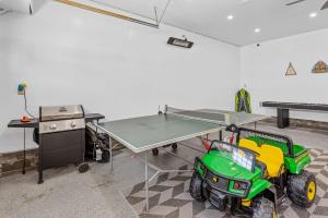 Moose Tracks Lodge - Forest and mountain views! Smart TV with streaming app and Game Room!内部或周边的乒乓球设施