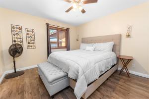 大贝尔城Moose Tracks Lodge - Forest and mountain views! Smart TV with streaming app and Game Room!的带床和风扇的卧室