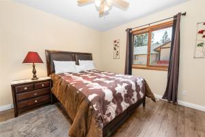大贝尔城Moose Tracks Lodge - Forest and mountain views! Smart TV with streaming app and Game Room!的带床、梳妆台和窗户的卧室