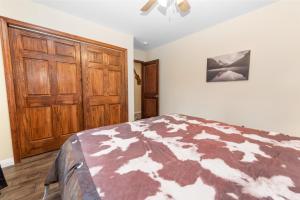 Moose Tracks Lodge - Forest and mountain views! Smart TV with streaming app and Game Room!客房内的一张或多张床位