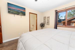 Moose Tracks Lodge - Forest and mountain views! Smart TV with streaming app and Game Room!客房内的一张或多张床位