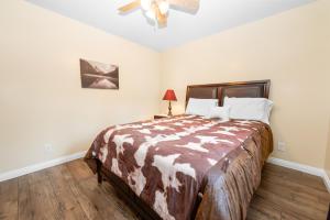 Moose Tracks Lodge - Forest and mountain views! Smart TV with streaming app and Game Room!客房内的一张或多张床位