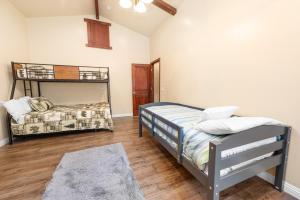 Moose Tracks Lodge - Forest and mountain views! Smart TV with streaming app and Game Room!客房内的一张或多张床位