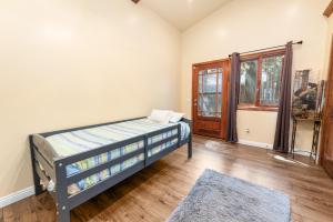 Moose Tracks Lodge - Forest and mountain views! Smart TV with streaming app and Game Room!客房内的一张或多张床位