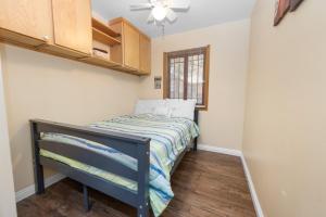 Moose Tracks Lodge - Forest and mountain views! Smart TV with streaming app and Game Room!客房内的一张或多张床位