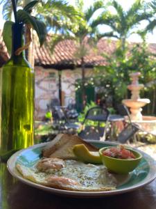 une assiette de nourriture sur une table à côté d'une bouteille dans l'établissement Cueva Nica, à Granada