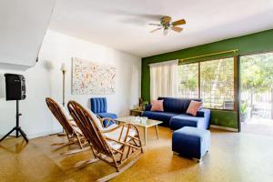 a living room with a blue couch and chairs at Casa Verde El Golf in Barranquilla