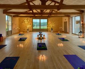 - Clase de yoga en una habitación grande con alfombras azules en La Balie, en Salles