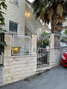Το κτήριο όπου στεγάζεται  το διαμέρισμα