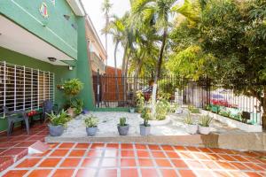 un patio con macetas frente a un edificio en Casa Verde El Golf, en Barranquilla