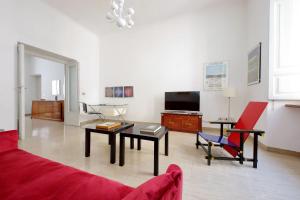 ローマにあるVittorio Emanueleのリビングルーム(テーブル、赤い椅子付)