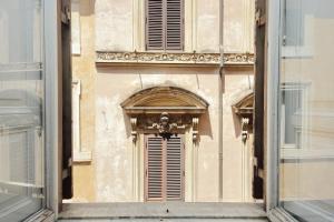una ventana con vistas a un edificio con puerta en Vittorio Emanuele, en Roma