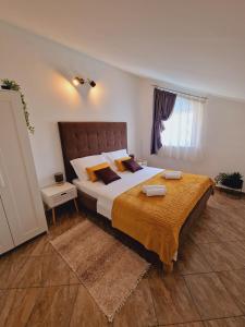 una camera con un grande letto e una finestra di Luxury villa with a swimming pool Plano, Trogir - 18490 a Trogir