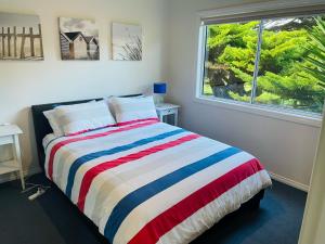 Katil atau katil-katil dalam bilik di Dolphin Beach House