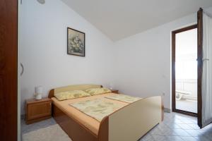 Posteľ alebo postele v izbe v ubytovaní Apartments with parking spaces Vir - 20147