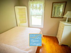 una camera da letto con un letto con un cartello sopra di Waterfront Cottage 4 a Riverhead