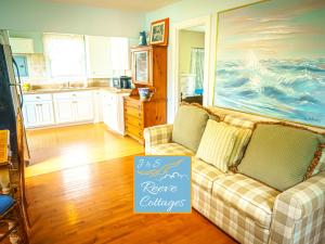 una sala de estar con un sofá con un cartel. en Waterfront Cottage 4 en Riverhead