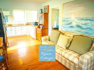 un soggiorno con divano e insegna di Waterfront Cottage 4 a Riverhead