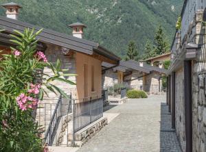 uma fila de edifícios com montanhas ao fundo em Residence La Berna em Tremosine Sul Garda