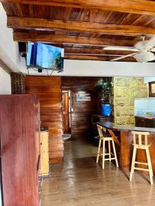 uma cozinha com uma mesa e uma televisão no tecto em Furnished Apartment in Center of Town em Montañita