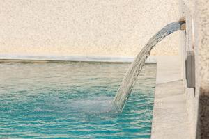Arte Casa Luxury Resort في Prasás: جدول ماء يخرج من المسبح