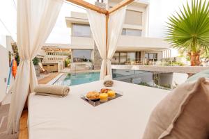 PrasásにあるArte Casa Luxury Resortのバルコニーの上にフルーツのトレイを用意したテーブル