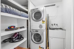 una lavanderia con lavatrice e asciugatrice di The Rocks Resort Unit 2i a Gold Coast