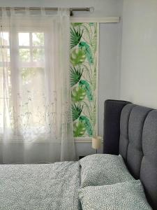1 dormitorio con cama y ventana con cortina en N1 Casa de Madrid - greenpeace line en Madrid