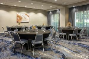 une salle de conférence avec des tables rondes et des chaises dans l'établissement Fairfield Inn & Suites by Marriott Orlando International Drive/Convention Center, à Orlando